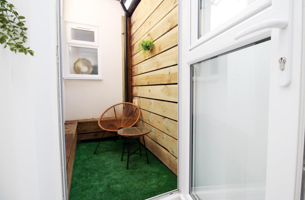 New Spacious 2 Bed Getaway - Private Courtyard! - Underfloor Heating Кардифф Экстерьер фото