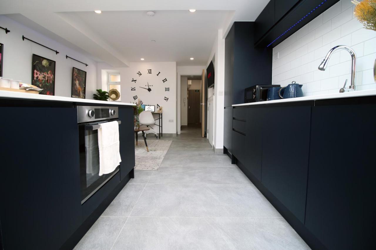 New Spacious 2 Bed Getaway - Private Courtyard! - Underfloor Heating Кардифф Экстерьер фото